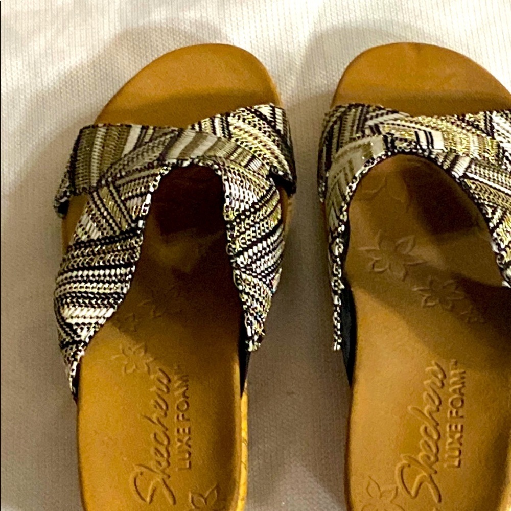 Skechers  WO 8.5 Tan and Black Slide Sandals with Geometric PatternWoven straps‎